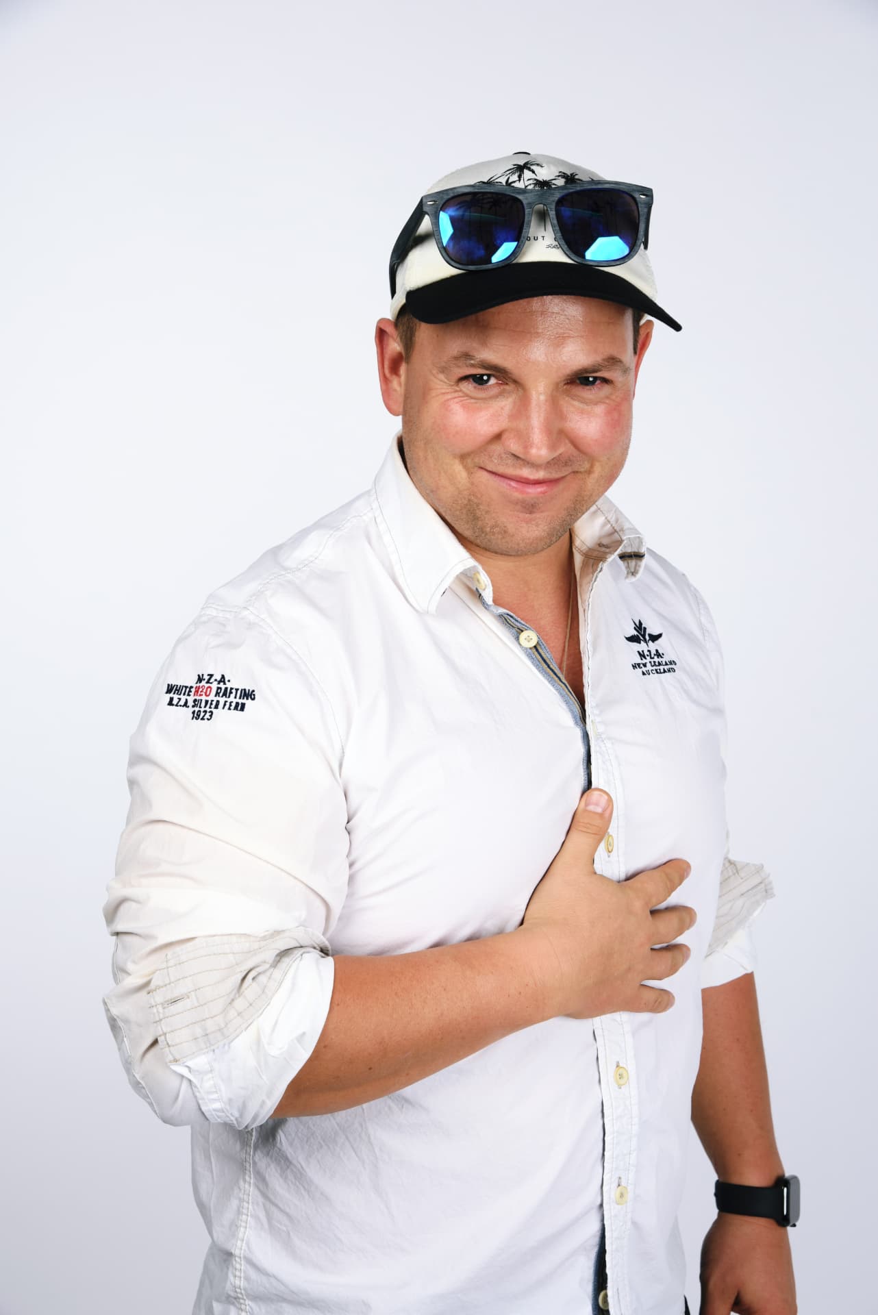Johannes „Jonny Beach“ Tenbieg im weißen Hemd mit Cap und Sonnenbrille
