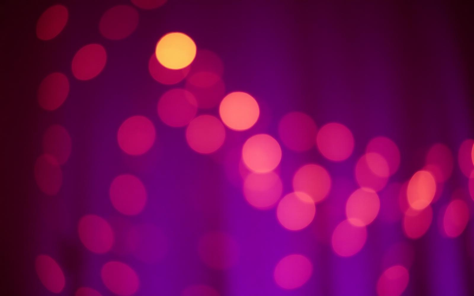 Warme Bokeh-Lichter auf einer abendlichen Firmenveranstaltung